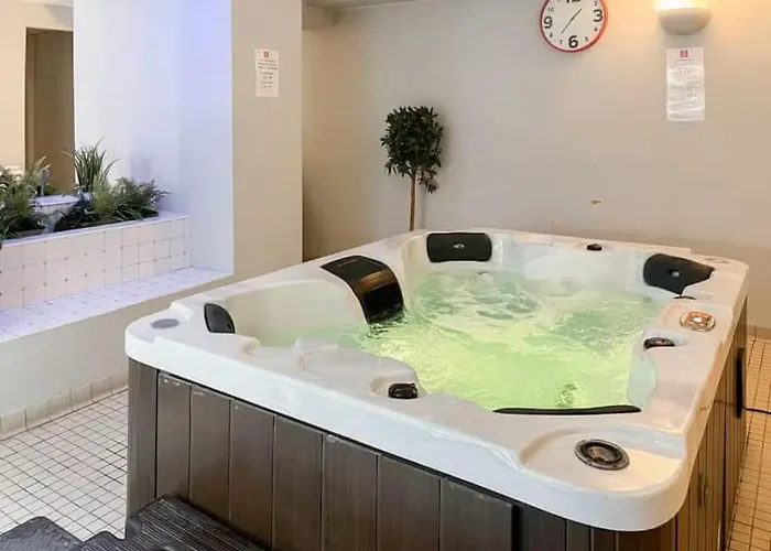 شقة Strathmore Scarborough, Pool, Gym, Parking *