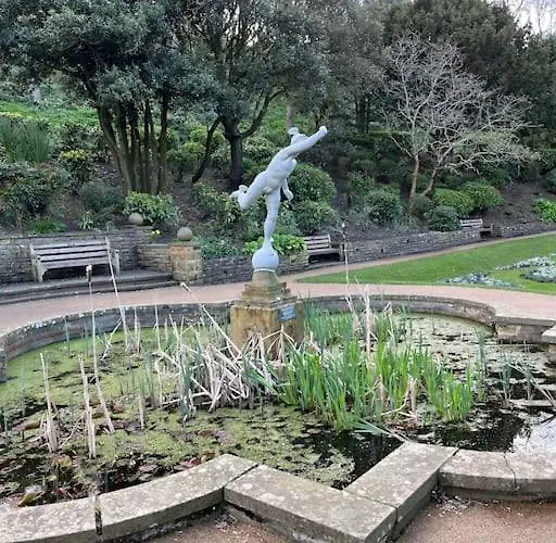 Strathmore Scarborough, Pool, Gym, Parking